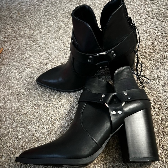 Forever 21 faux leather booties featuring an ankle length, pointed toe boot - Picture 5 of 7